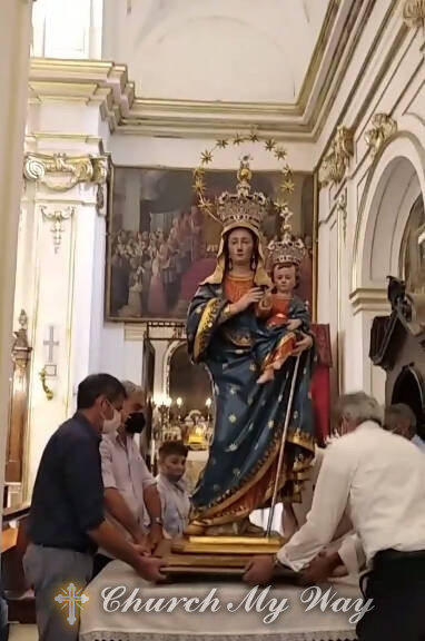 Positano, with the end of the Marian month the statue of the Madonna Assunta leaves the main altar to return to the Starry Chapel