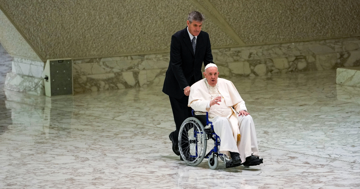 Audiences postponed and liturgies delegated to others: in the Vatican the health of Francis is now a concern.  "But for now the papal agenda does not change"