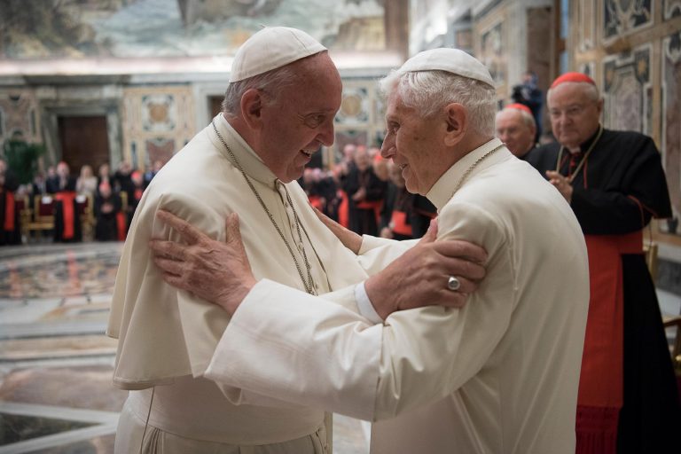 Fear Coronavirus in the Vatican: buffer for Pope Francis, tight controls for Ratzinger