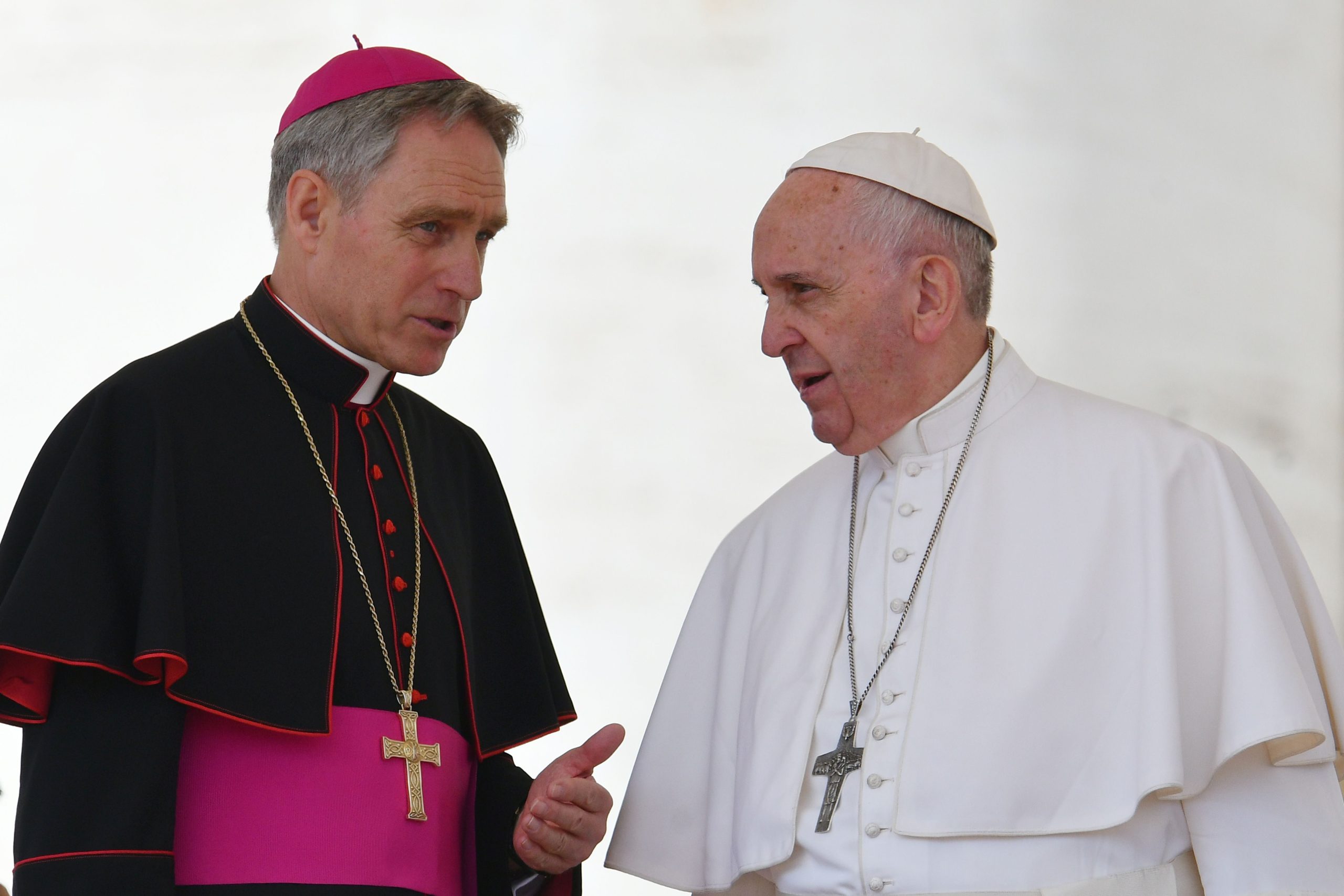 "The Pope has dismissed Father Georg Gaenswein", Vatican specifies: "Redistribution of commitments"
