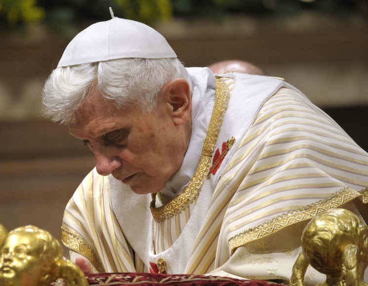 Yellow in the Vatican, Ratzinger: "The book on celibacy of priests is not mine".  Cardinal: "He knew"