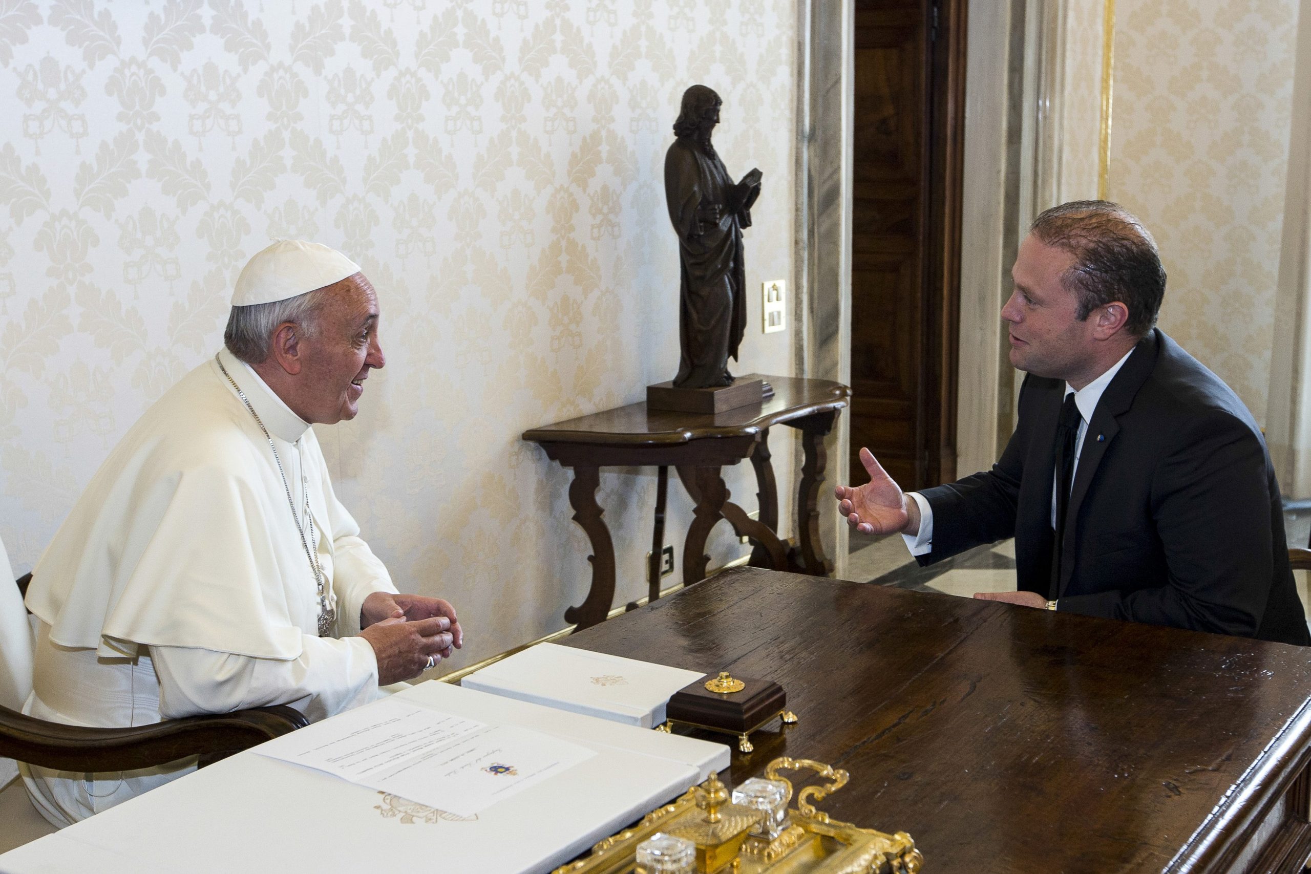 Muscat goes to the Pope: private meeting with the premier in the storm for the murder of Caruana Galizia
