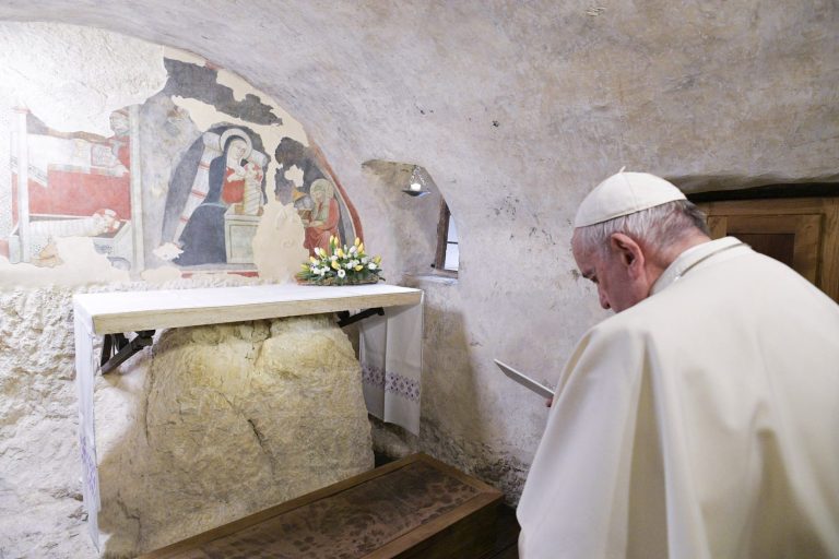 Pope Francis: "Rediscovering the nativity scene and preparing it in squares and schools"