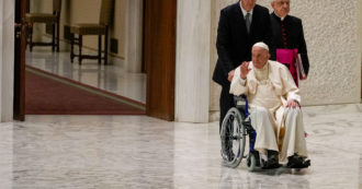 Pope Francis in a wheelchair to the assembly of the sisters: he cannot walk due to knee osteoarthritis
