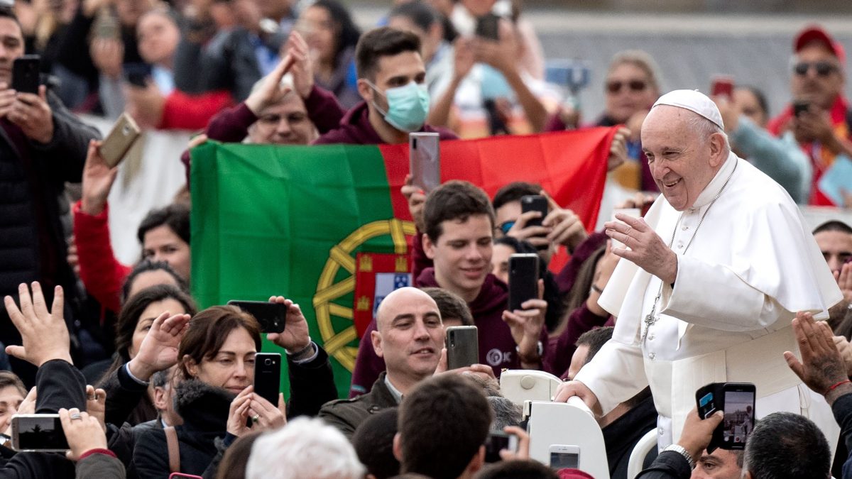 Pope Francis Lent is time to turn off cell phones