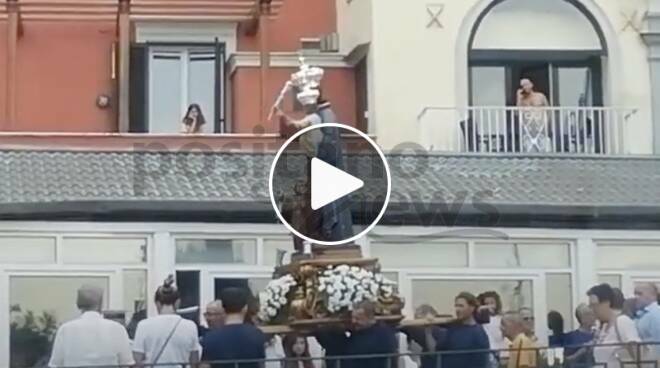 Sorrento: the Madonna del Soccorso parades in Marina Piccola, a history that dates back to 1500